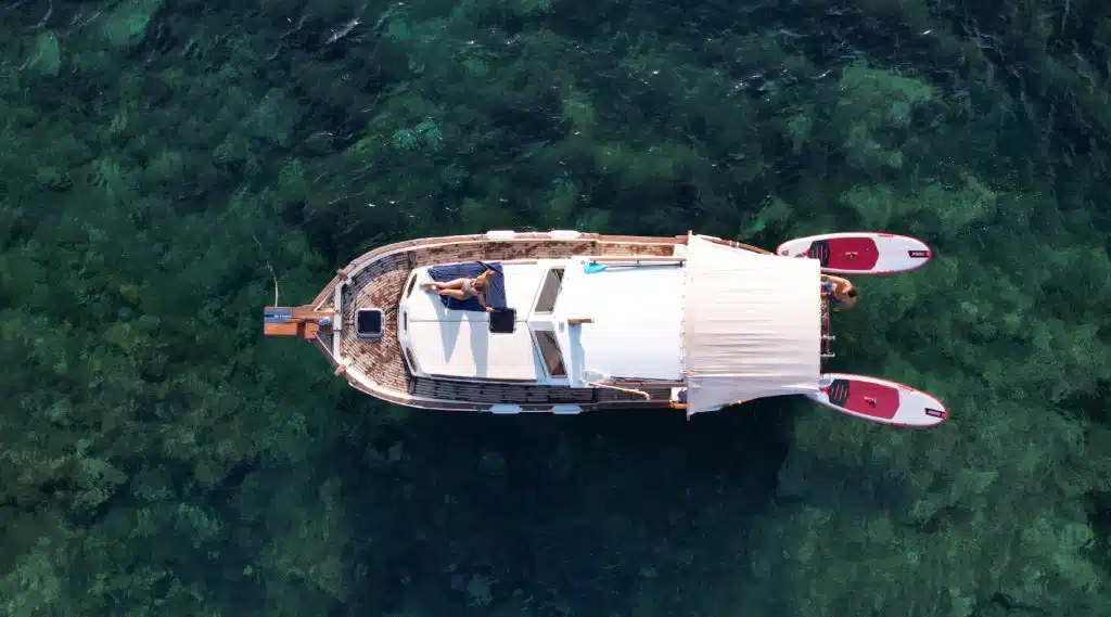 Llaut tradicional menorquín navegando por la costa de Menorca
