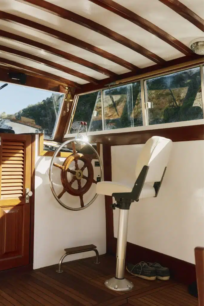 Grupo disfrutando de una excursión privada en llaut por Menorca