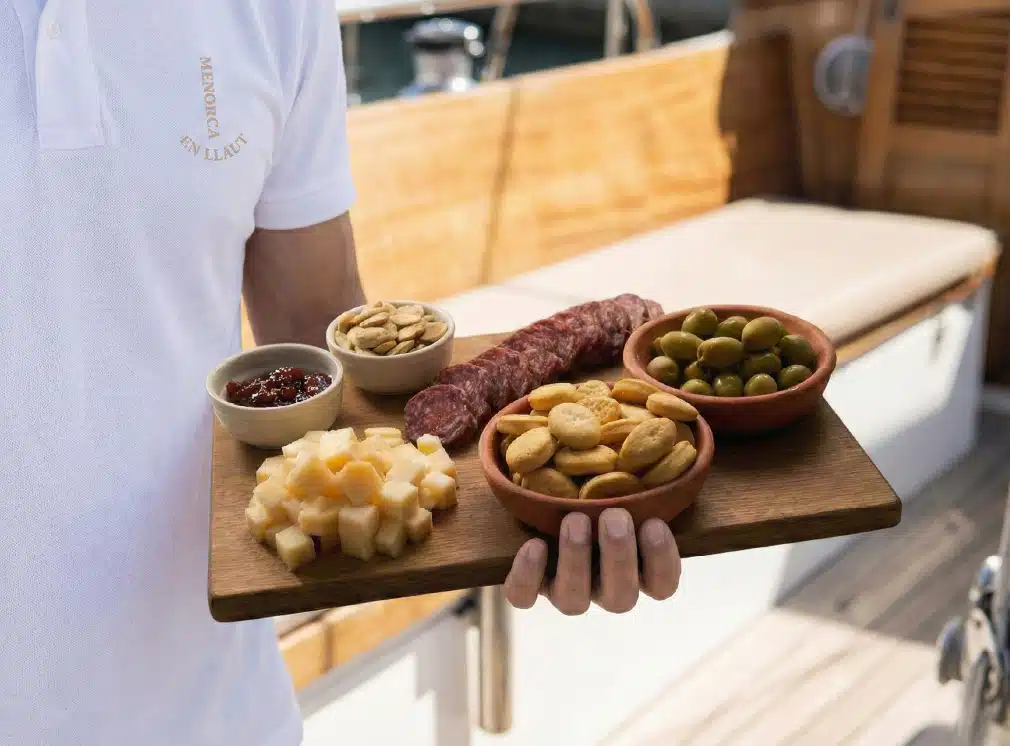 Catering artesanal a bordo del llaut — productos locales de Menorca