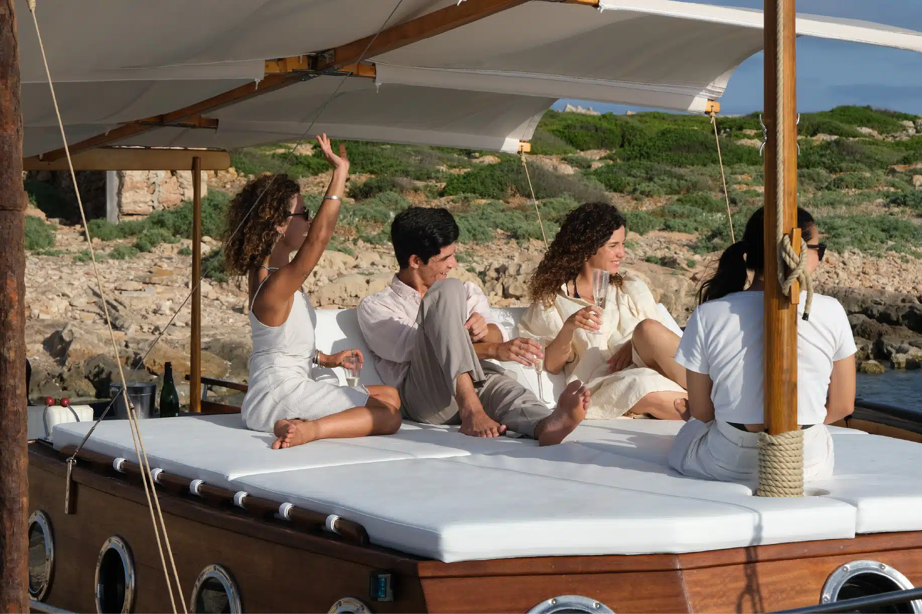 Familia disfrutando excursión en llaut día completo por Menorca