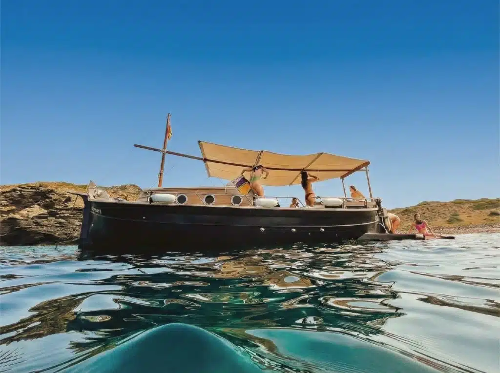 Llaut tradicional menorquín en cala virgen costa norte Menorca