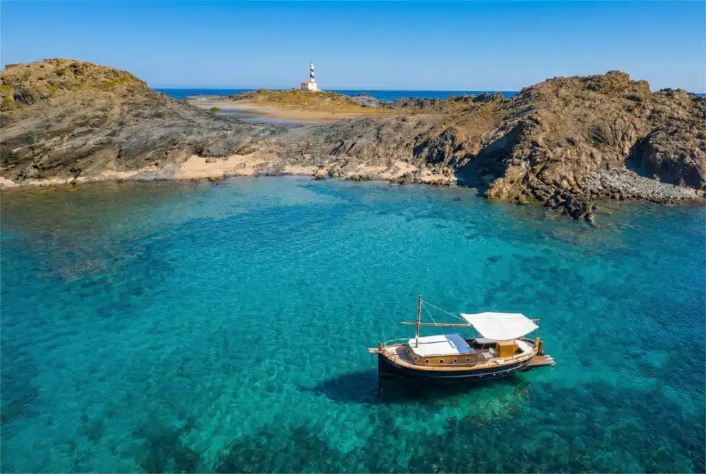 Excursión en llaut por las calas de Menorca con todo incluido