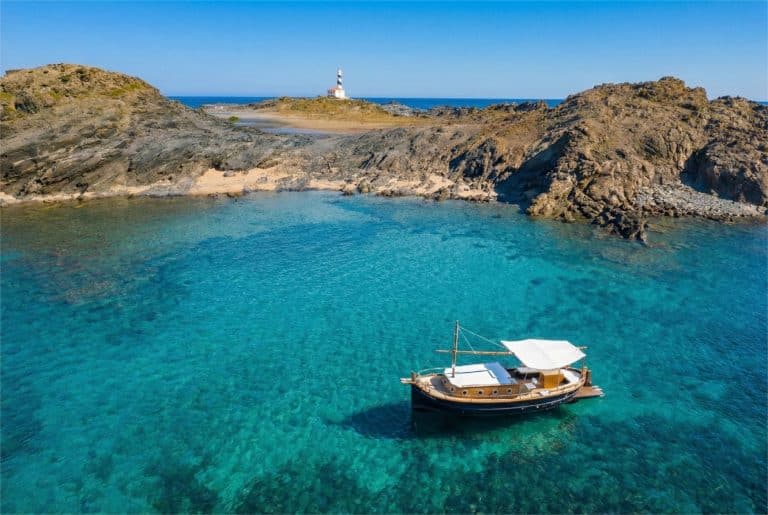 Excursión en llaut por las calas de Menorca con todo incluido